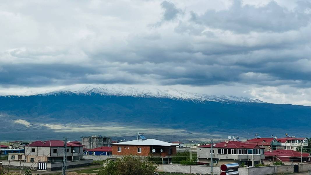 Ağrı Dağı’nın zirvesi sisle kaplandı 5