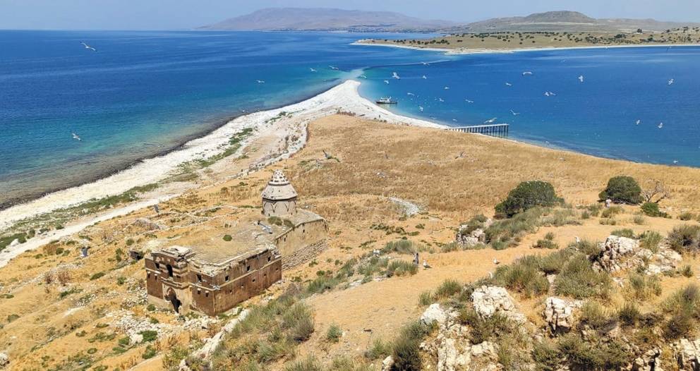 Van Gölü'ndeki Saklı Miras: Adır Adası Manastırı 3