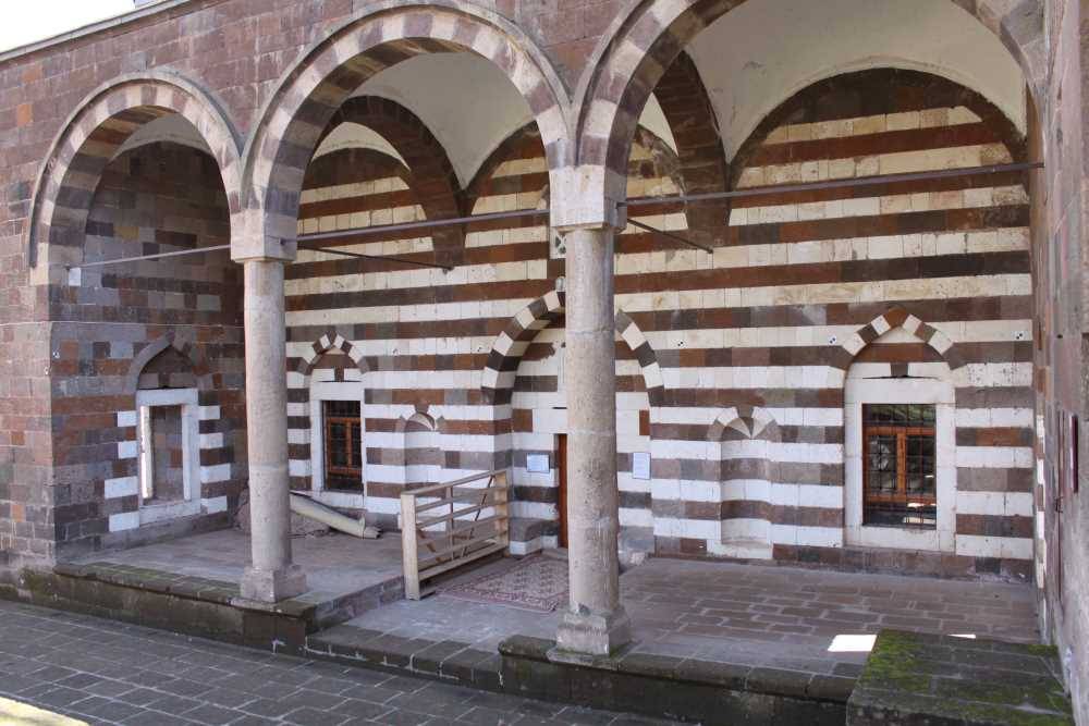 Osmanlı Mimarisinin Ahlat’taki İncisi: İskender Paşa Camii 6