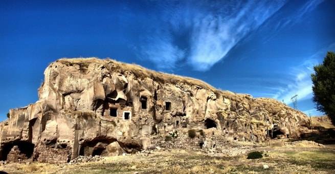 Neolitik Çağdan Günümüze Uzanan Tarih: Ahlat’ın Gizemli Mağara Evleri 1