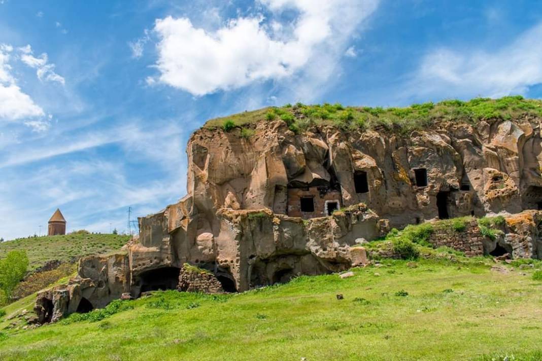 Neolitik Çağdan Günümüze Uzanan Tarih: Ahlat’ın Gizemli Mağara Evleri 3