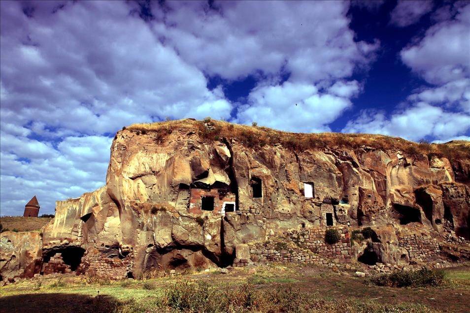 Neolitik Çağdan Günümüze Uzanan Tarih: Ahlat’ın Gizemli Mağara Evleri 4