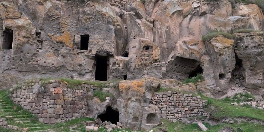 Neolitik Çağdan Günümüze Uzanan Tarih: Ahlat’ın Gizemli Mağara Evleri 5