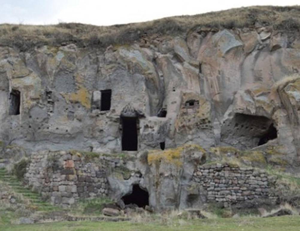 Neolitik Çağdan Günümüze Uzanan Tarih: Ahlat’ın Gizemli Mağara Evleri 7