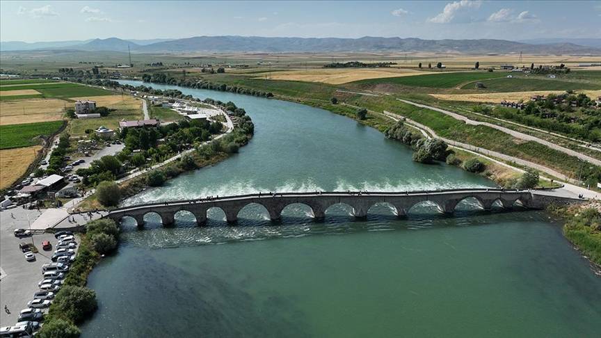 Selçuklu Mirasının Görkemli Yapısı: Tarihi Murat Köprüsü 4