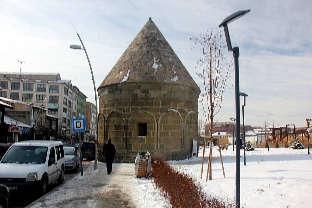 Erzurum'un Tarihi Mirası: Cimcime Hatun Kümbeti 3