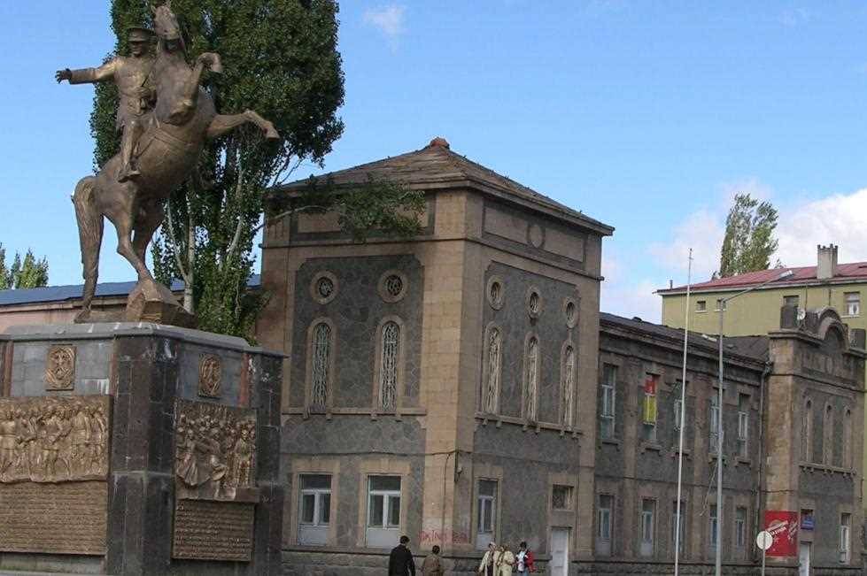 Baltık Mimarisi ile Zamanı Aşan Bir Yapı: Kars’ın Tarihi İl Genel Meclis Binası 4