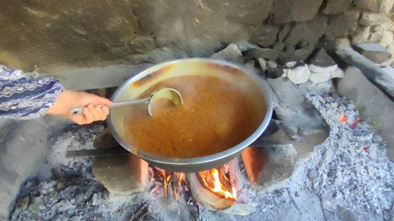 Erzurum’un Şifa Kaynağı: Karnavaz Dut Pekmezi 4