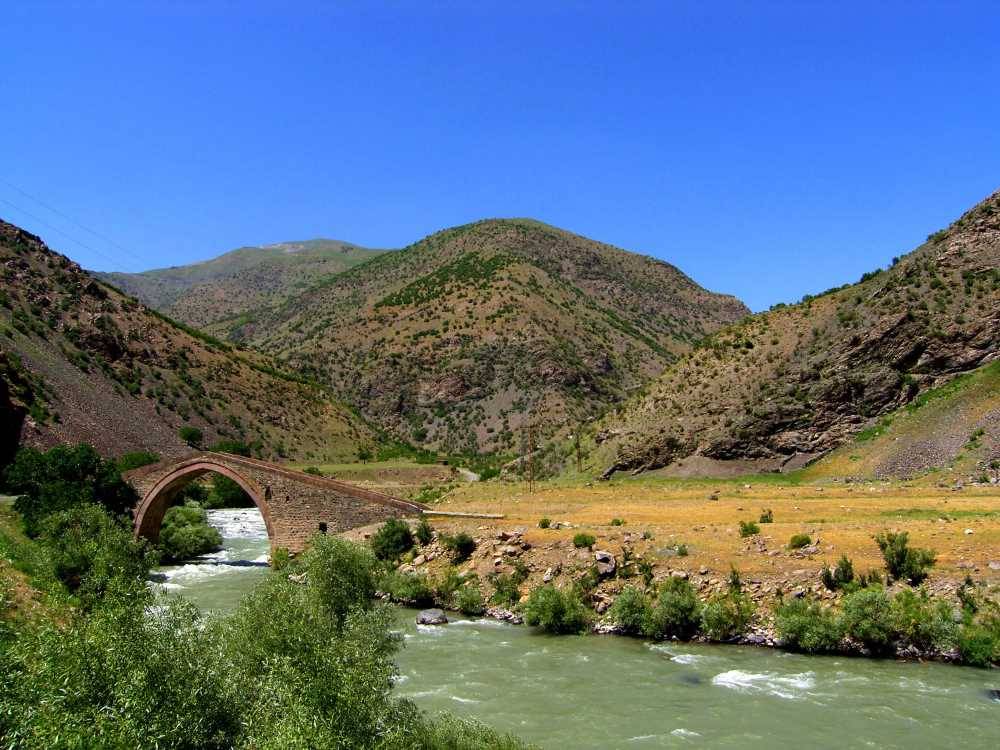 Yüzyıllara Meydan Okuyan Mimarisiyle Tarihi Hurkan Köprüsü 1