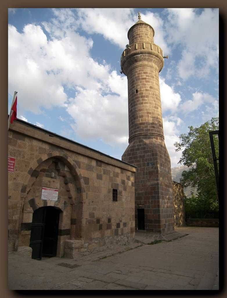 Tarihin ve Mimari Estetiğin Buluşma Noktası: İzzeddin Şir Camii 1