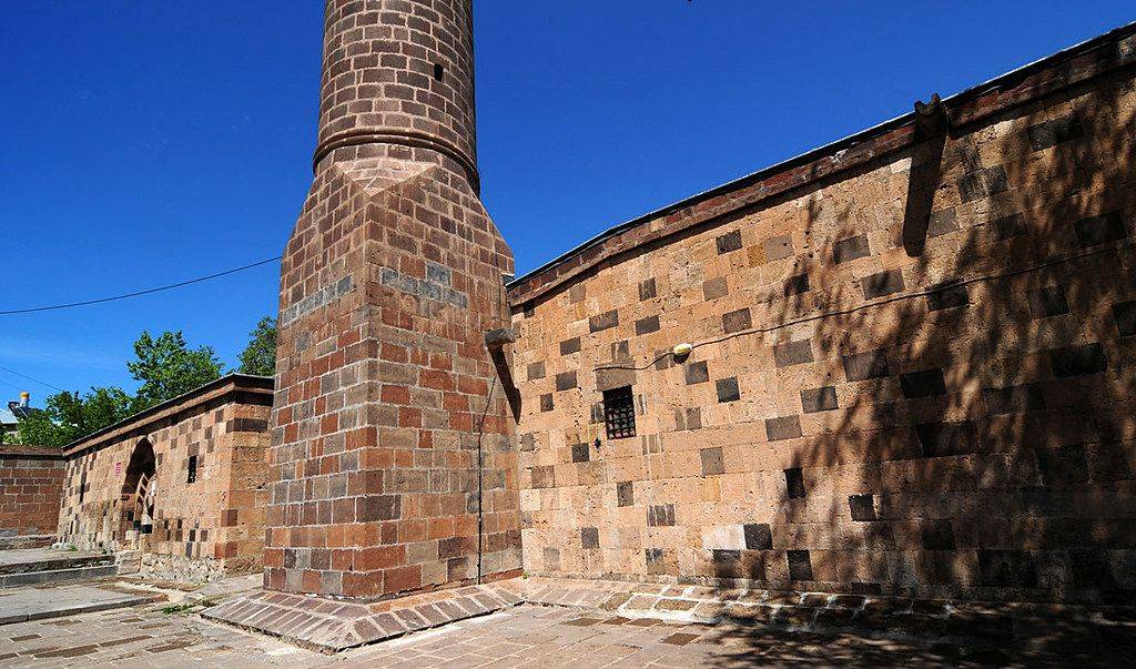 Tarihin ve Mimari Estetiğin Buluşma Noktası: İzzeddin Şir Camii 3