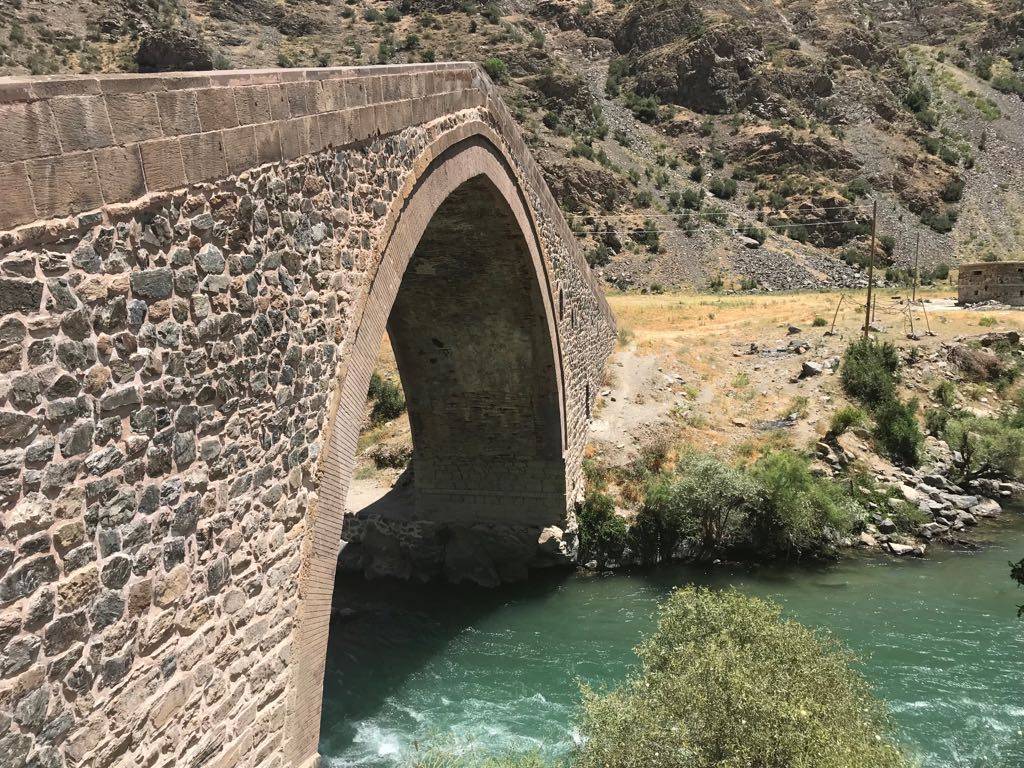 Yüzyıllara Meydan Okuyan Mimarisiyle Tarihi Hurkan Köprüsü 3