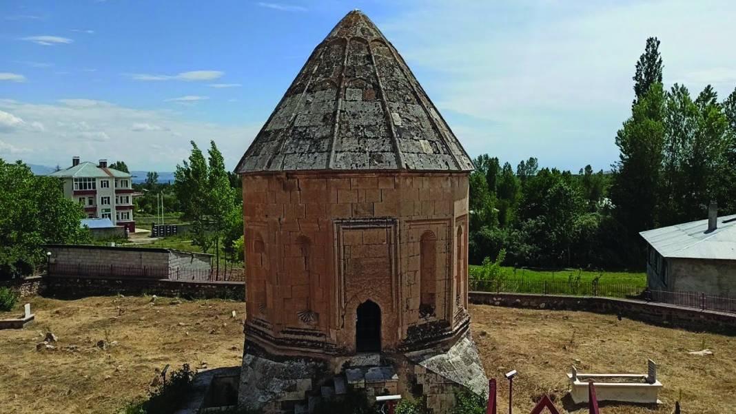 Erciş’in Onikigen Gövdesi ve Piramidal Külahıyla Dikkat Çeken Eseri: Kadem Paşa Hatun Kümbeti 5