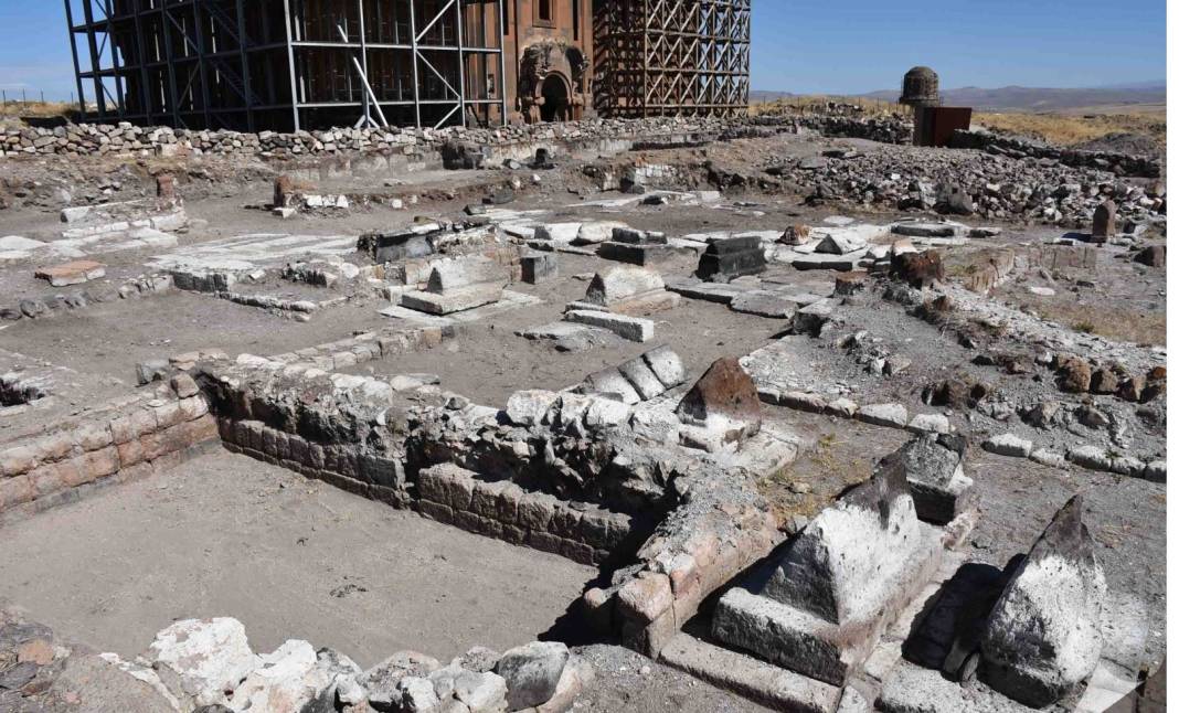 Kars Ani Ören Yeri'nde Tarihi Bir Miras: Selçuklu Kümbeti ve Mezarlığı 2