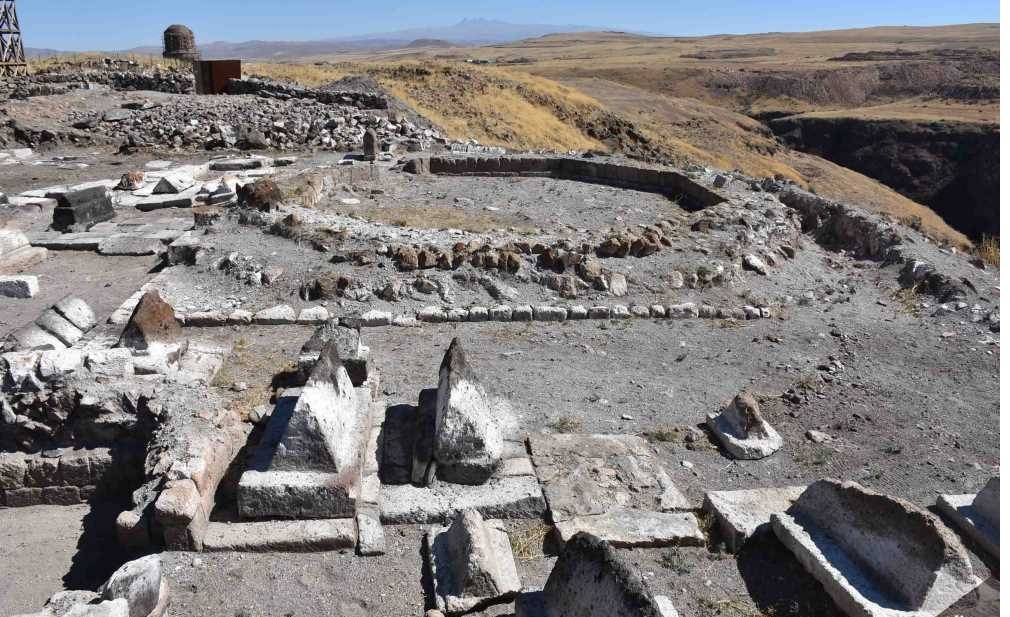 Kars Ani Ören Yeri'nde Tarihi Bir Miras: Selçuklu Kümbeti ve Mezarlığı 3