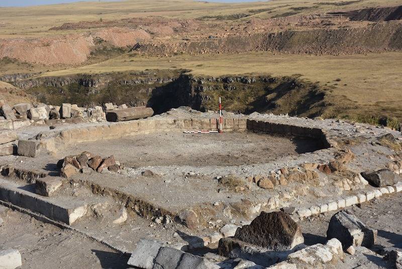 Kars Ani Ören Yeri'nde Tarihi Bir Miras: Selçuklu Kümbeti ve Mezarlığı 5