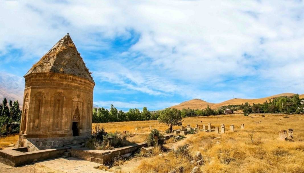 Van'ın İnci Gibi Anıtı: Halime Hatun Kümbeti 1