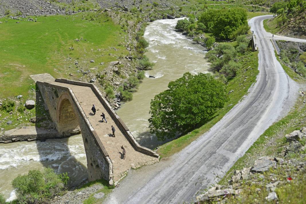 Van'ın Tarihi Çatak Köprüsü Gizemini Koruyor 3