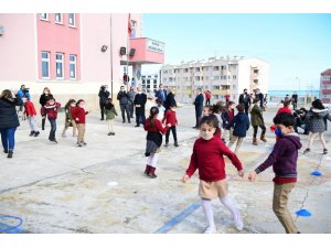 Trabzon’da öğrenciler kolbastı eşliğinde sınıflarına girdi