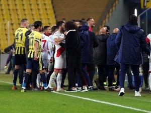 Kadıköy’de maç sonu saha karıştı