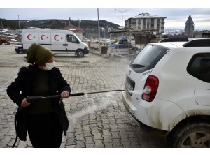 Gündüz oto yıkama akşamları ise evinin işlerini yapıyor