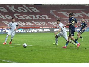 Süper Lig: Konyaspor: 0 - Fenerbahçe: 2 (İlk yarı)