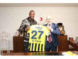 Fenerbahçeli golcü Mame Thiam’dan Kızılay’a işbirliği ziyareti