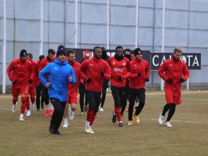 Sivasspor sağanak yağmur altında çalıştı