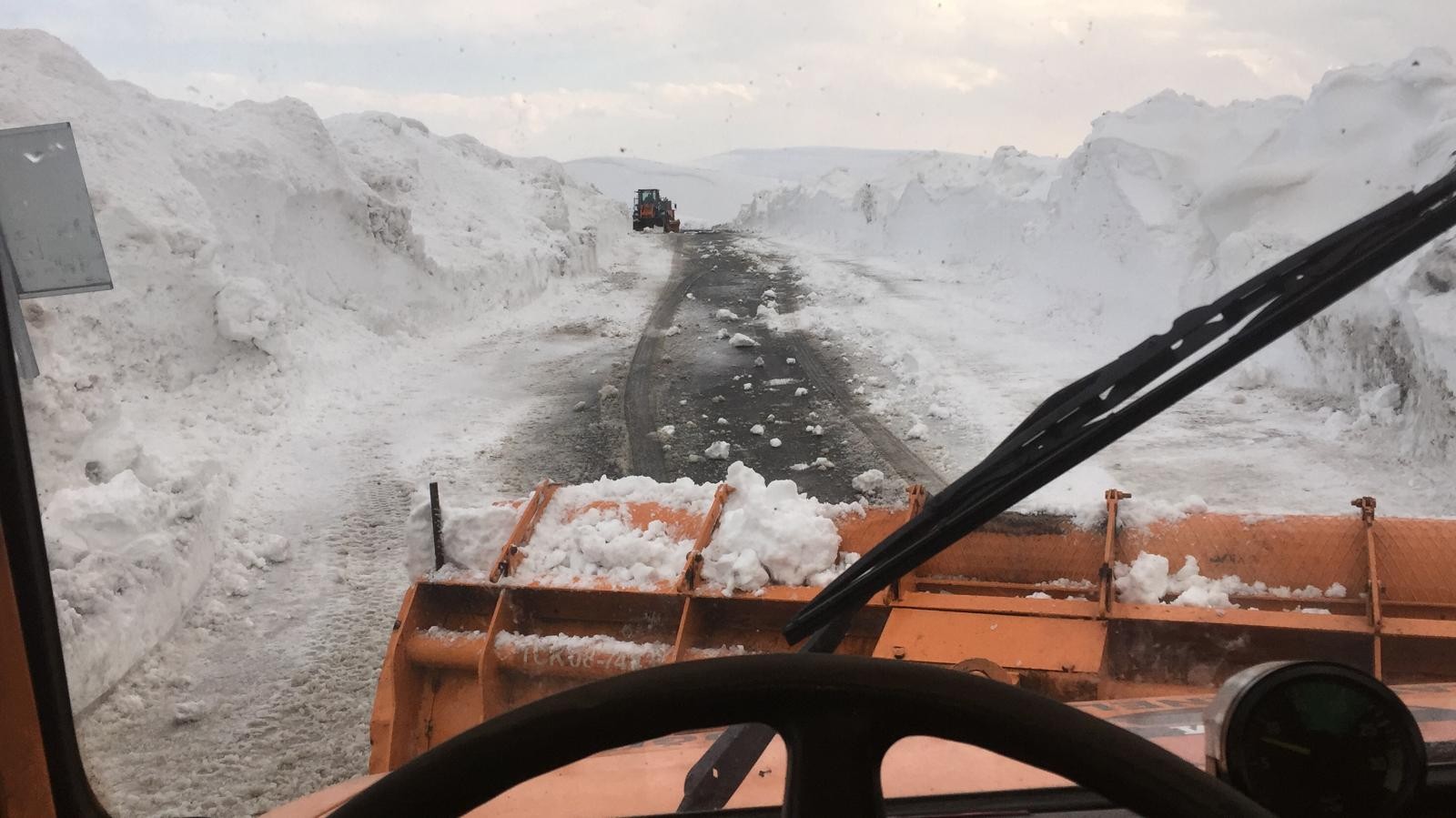 Ağrı-Kars karayolu kar ve tipi nedeniyle ulaşıma kapattı