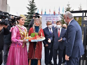 Kültür ve Turizm Bakanı Ersoy Nevruz ateşinden atladı