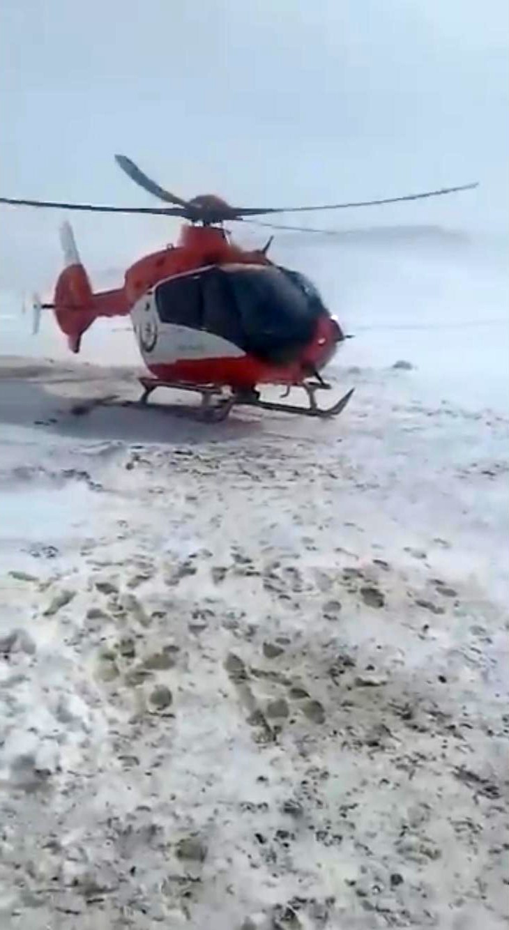 Ağrı'da hamile bir kadın ambulans helikopterle hastaneye kaldırıldı