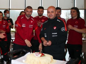 A Milli Futbol Takımı’nda Eren Şafak’ın doğum günü kutlandı