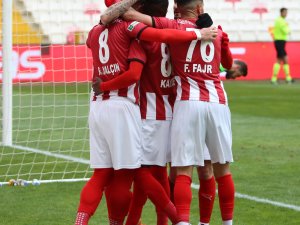 Süper Lig: Sivasspor: 3 - Konyaspor: 1 (Maç sonucu)