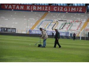 Cenk Tosun’un sakatlandığı nokta yetkililer tarafından incelendi, zemin sorunsuz görüldü