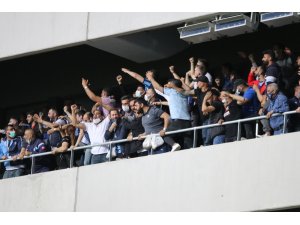 Sokağa çıkma yasağına rağmen binlerce taraftar tribüne geldi!