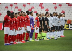 Sivasspor - Beşiktaş maçında ışıklar söndü, maç durdu