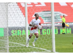 Süper Lig: Fatih Karagümrük: 2 - FT Antalyasppor: 1 (İlk yarı)