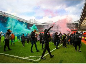 Manchester United taraftarları Old Trafford’ta protesto düzenledi