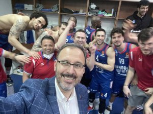 Bakan Kasapoğlu: "Final-Four’a kalan Anadolu Efes’i tebrik ederim"