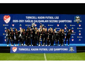 Turkcell Kadın Futbol Ligi’nin ilk ödülü sağlık çalışanlarına