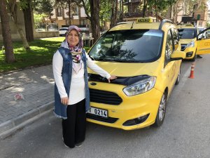 3 çocuk annesi İsmihan Topak aile ekonomisine katkı için 5 yıldır taksicilik yapıyor