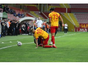 Süper Lig: Kayserispor: 1 - Fenerbahçe: 0 (İlk yarı)