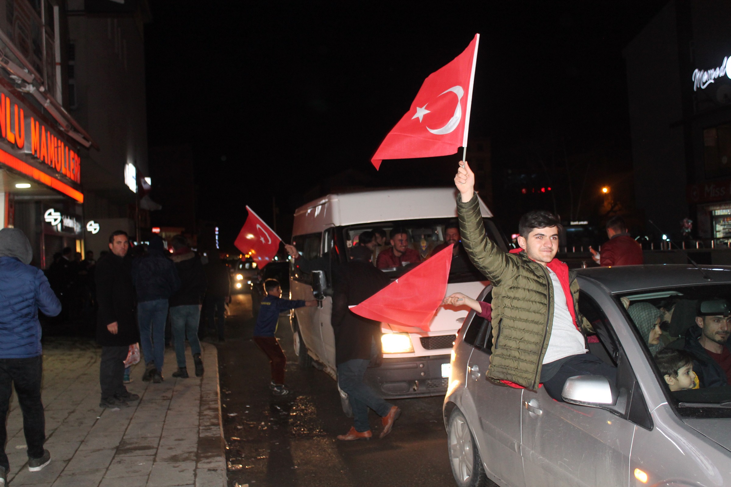 Ağrılılar Seçim Sonuçlarını Cadde ve Sokaklarda Kutladılar