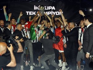 Şampiyon Beşiktaş kupasını aldı