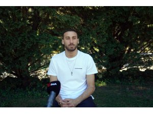 Cenk Tosun’dan futbolu Beşiktaş’ta bırakma cevabı: "Burası benim evim. Neden olmasın?"