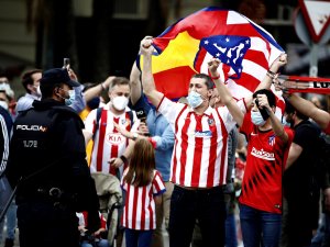 İspanya’da Atletico Madrid taraftarları Covid-19’u unuttu