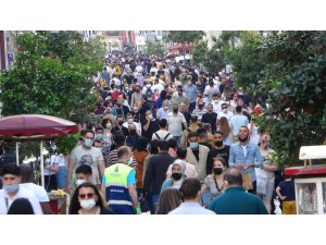 İstiklal Caddesi’nde ‘iğne atsan yere düşmeyecek’ dedirten yoğunluk