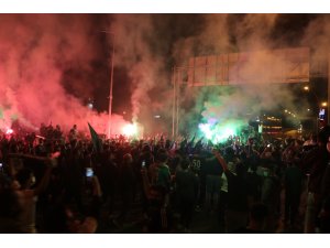 Kocaelispor şampiyonluk kupası ile şehir turu attı