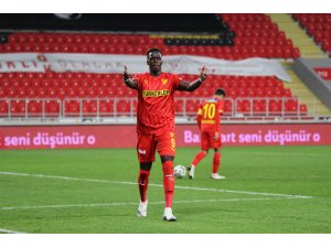 Göztepe, Cherif Ndiaye ile 3 yıllık sözleşme imzaladı