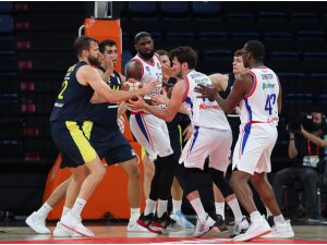 Anadolu Efes seride 1-0 öne geçti